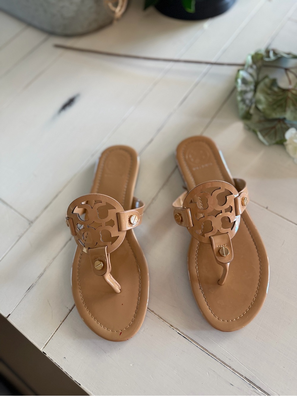 Women's Tan Leather Circle-Emblem Thong Sandals Size 38